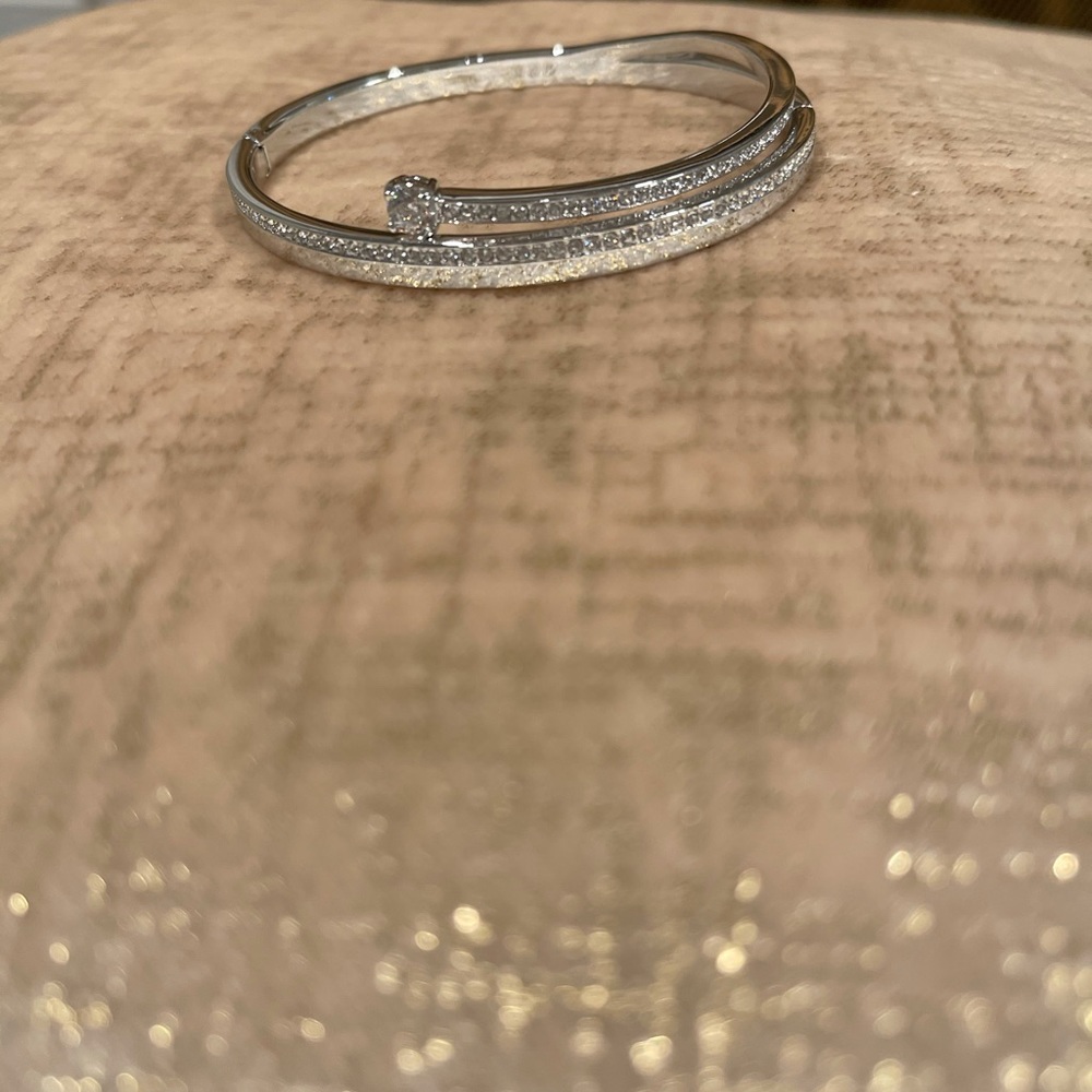 Swarovski cuff, White, Rhodium plated.